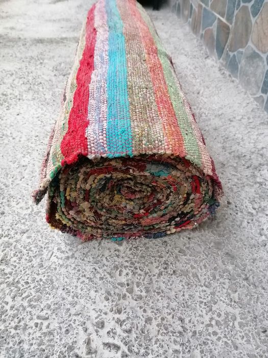 covor tradițional țărănesc cusut la război de cusut.