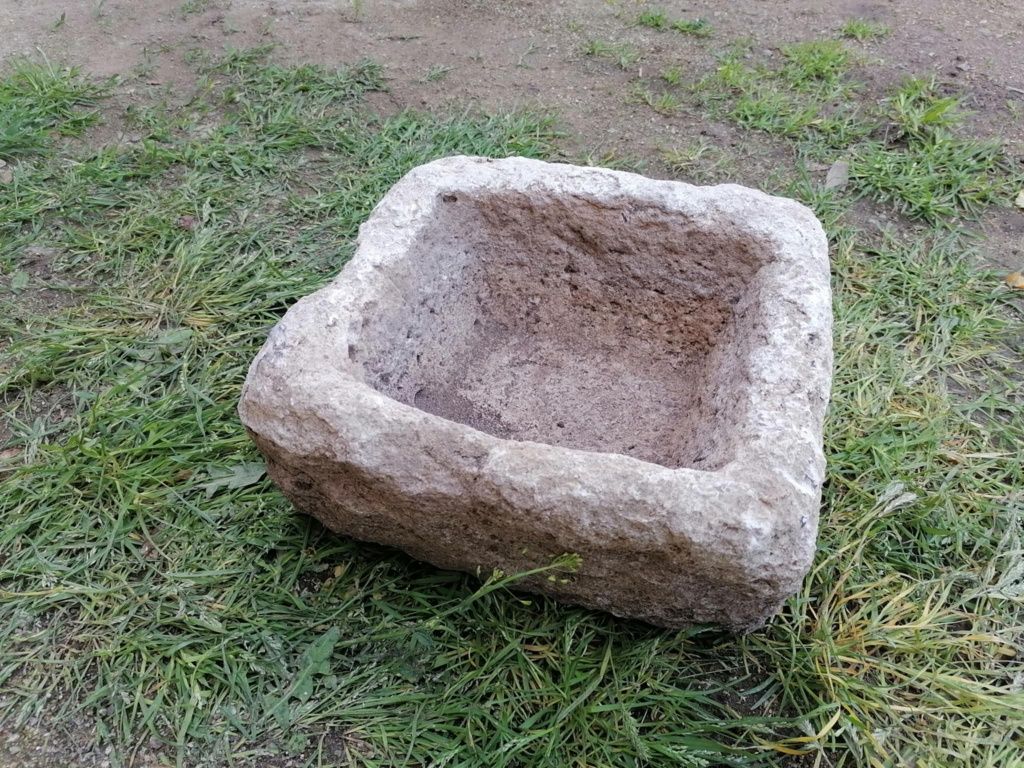 Старинен камък корито