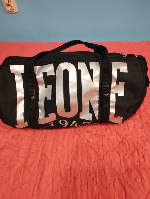 Спортен сак Leone, 35 л., запазен, с нормални следи от употреба.