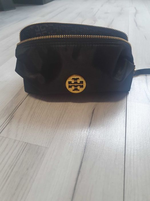 Tory Burch несесер може да се използва и като портмоне. Нов