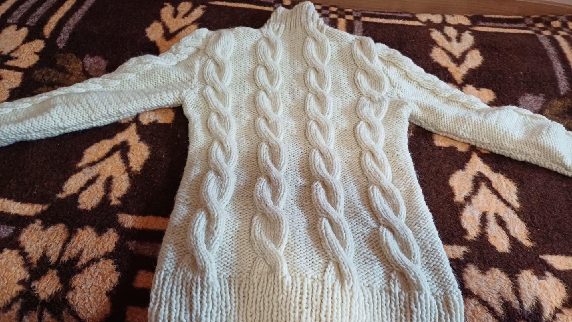 Вълнен пуловер ръчно плетен .