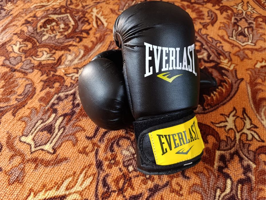 Қара боксёрская перчатка