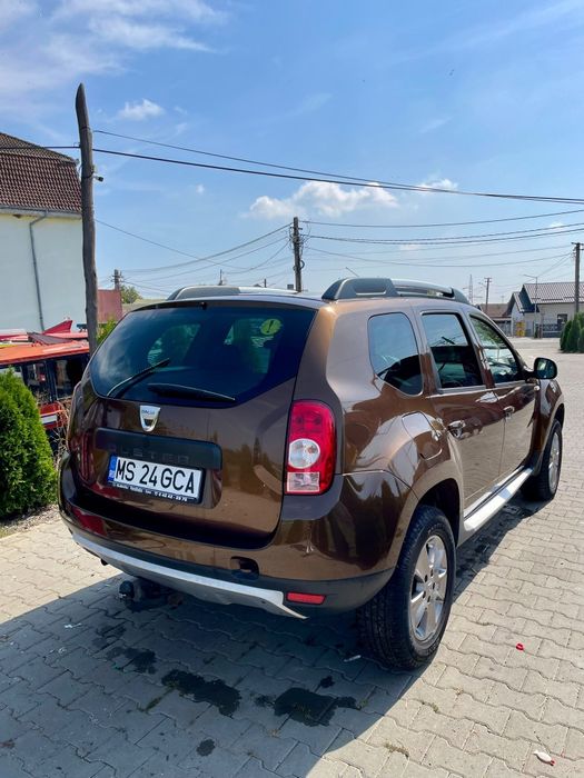 Vând sau schimb Dacia Duster