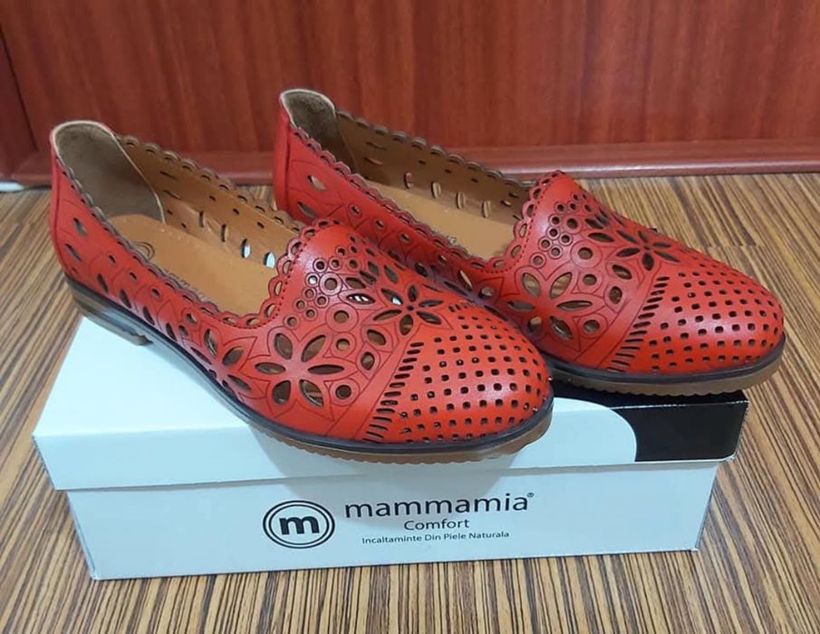 Balerini negri si rosii din piele