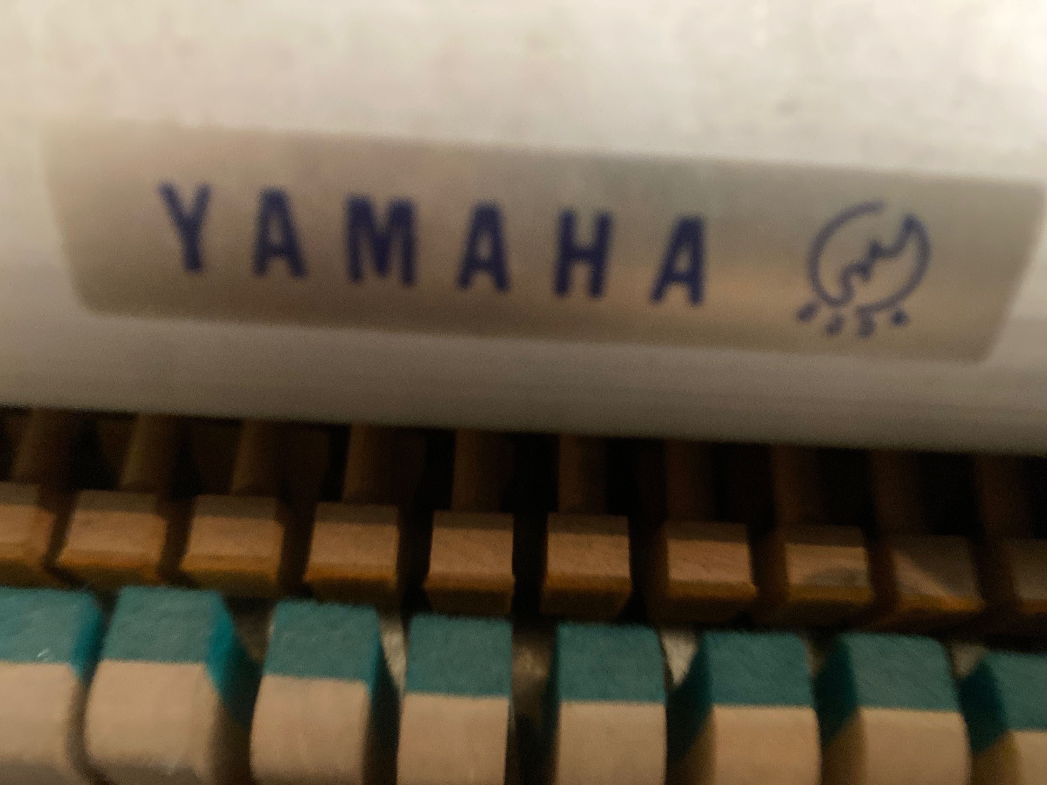 YAMAHA pianina 1200 € !