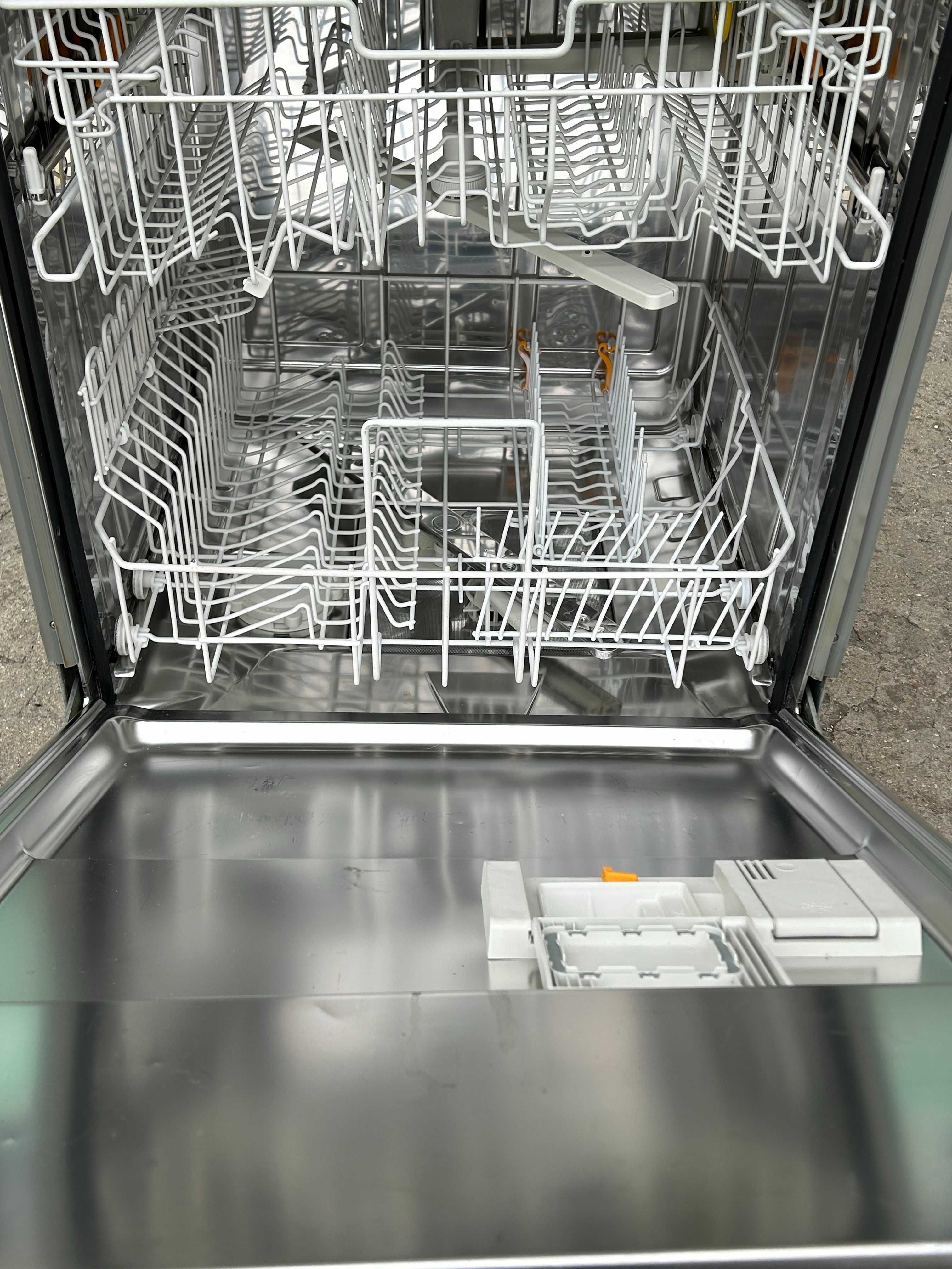Съдомиялна Miele 60 см за пълно вграждане G2272SCVi