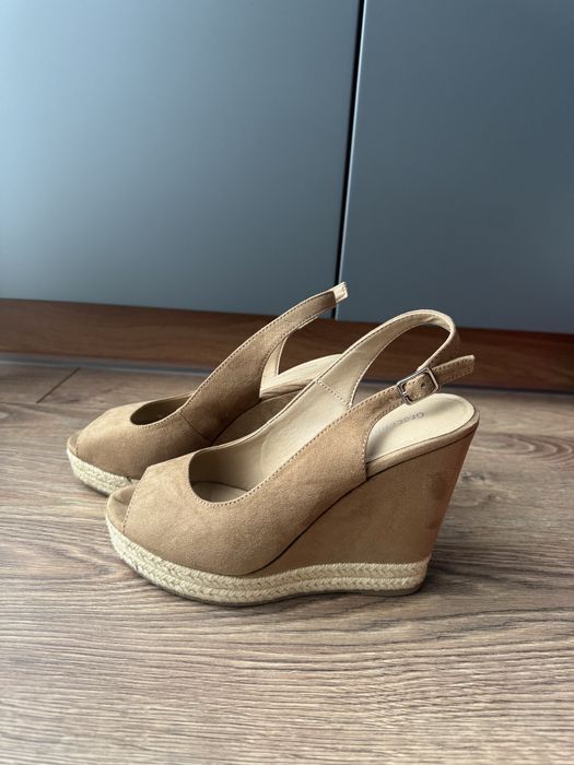 Велурени сандали на платформа