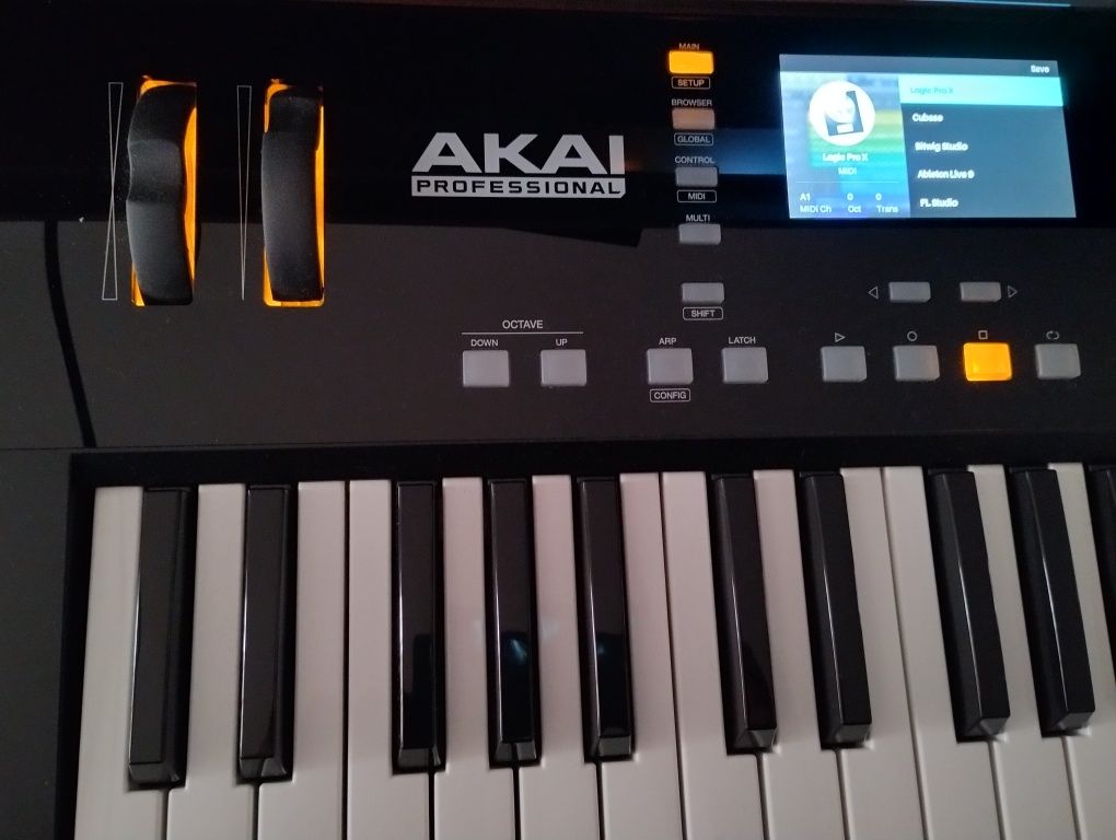 АКAI Advance 61 MIDI