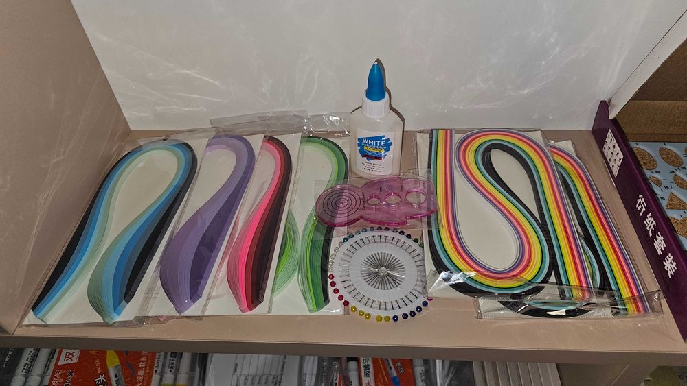 КОМПЛЕКТ ЗА КВИЛИНГ - произведения на изкуството върху хартия.