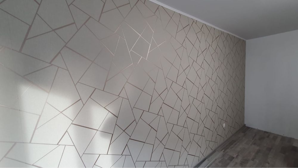 Lipesc tapet . Pun taper . Lipesc cornisa polistiren