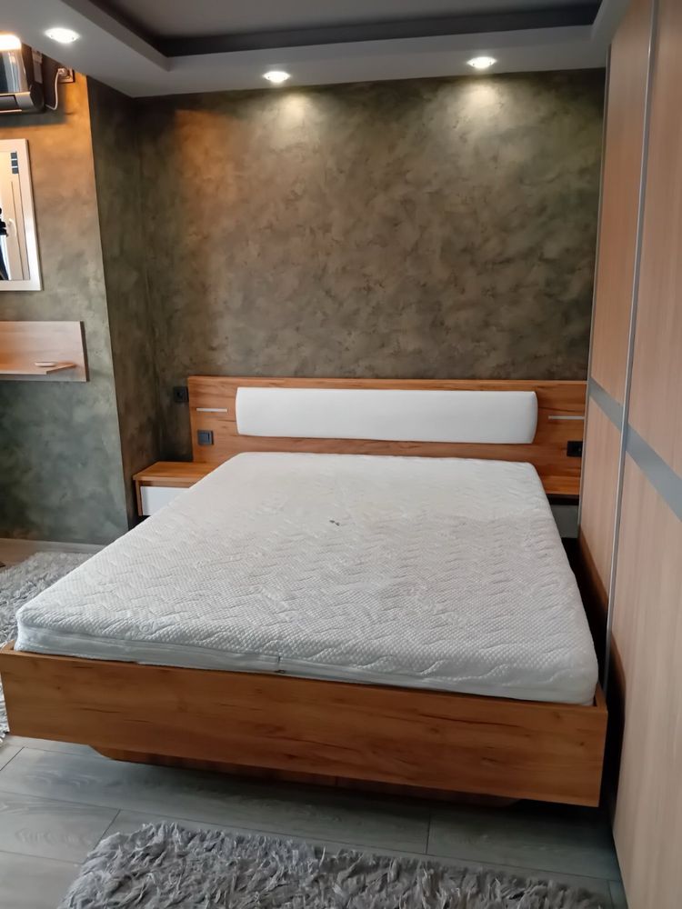 Спалня 160x200 см с подматрачна рамка, вградени лампи и контакти
