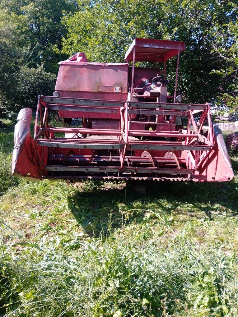 Vând combină MASSEY FERGUSON merge foarte bine