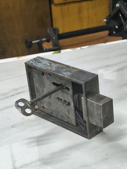 гаражный замок из толстостенного металла — б/у, рабочий