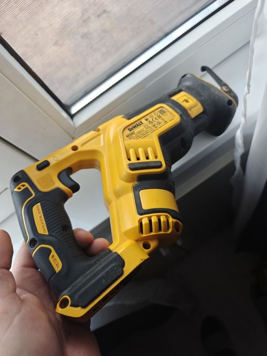 Fierăstrău Dewalt DCS367