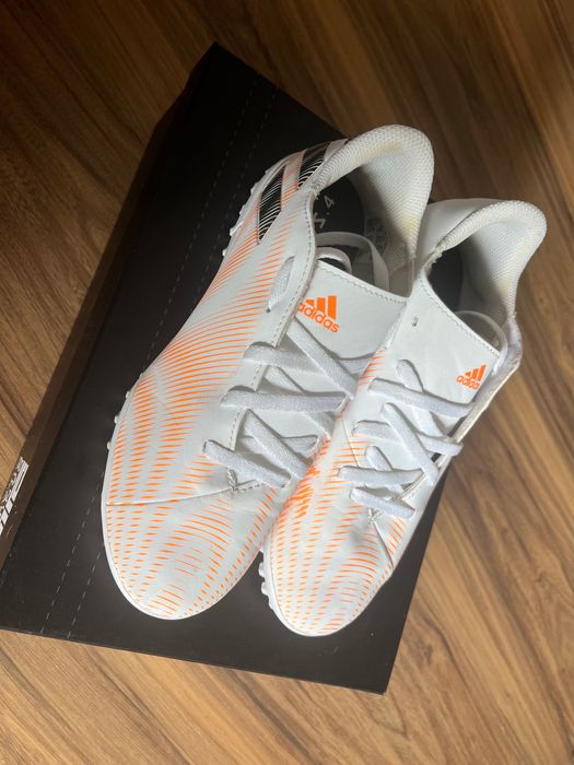 маратонки Adidas за футбол