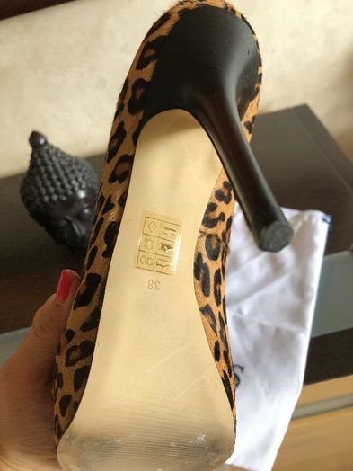 Ефектни обувки леопардов принт Guess