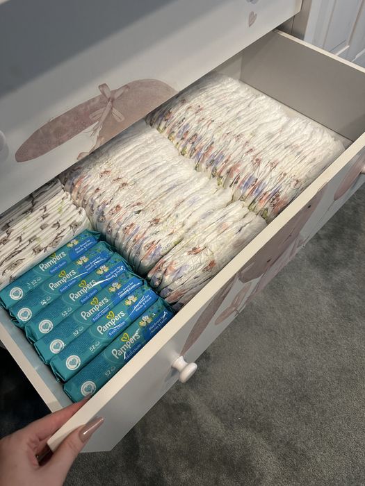 Set mobilier bebeluș – comodă de înfășat + dulap