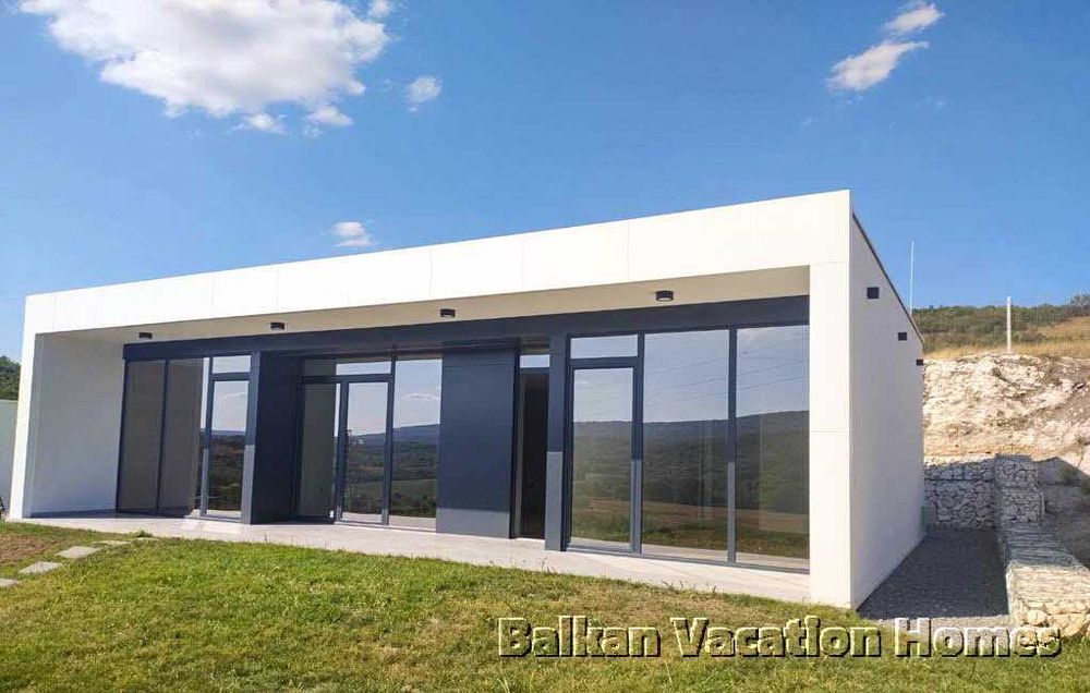 Нова, нискоенергийна къща на 4 км от Албена