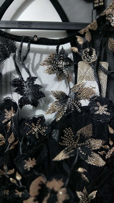 Елегантна дантелена рокля с флорални златни мотиви – Lipsy  London