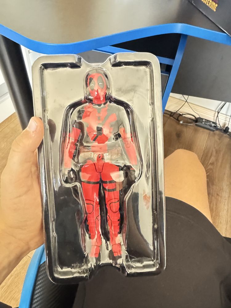 Фигурка дэдпул.