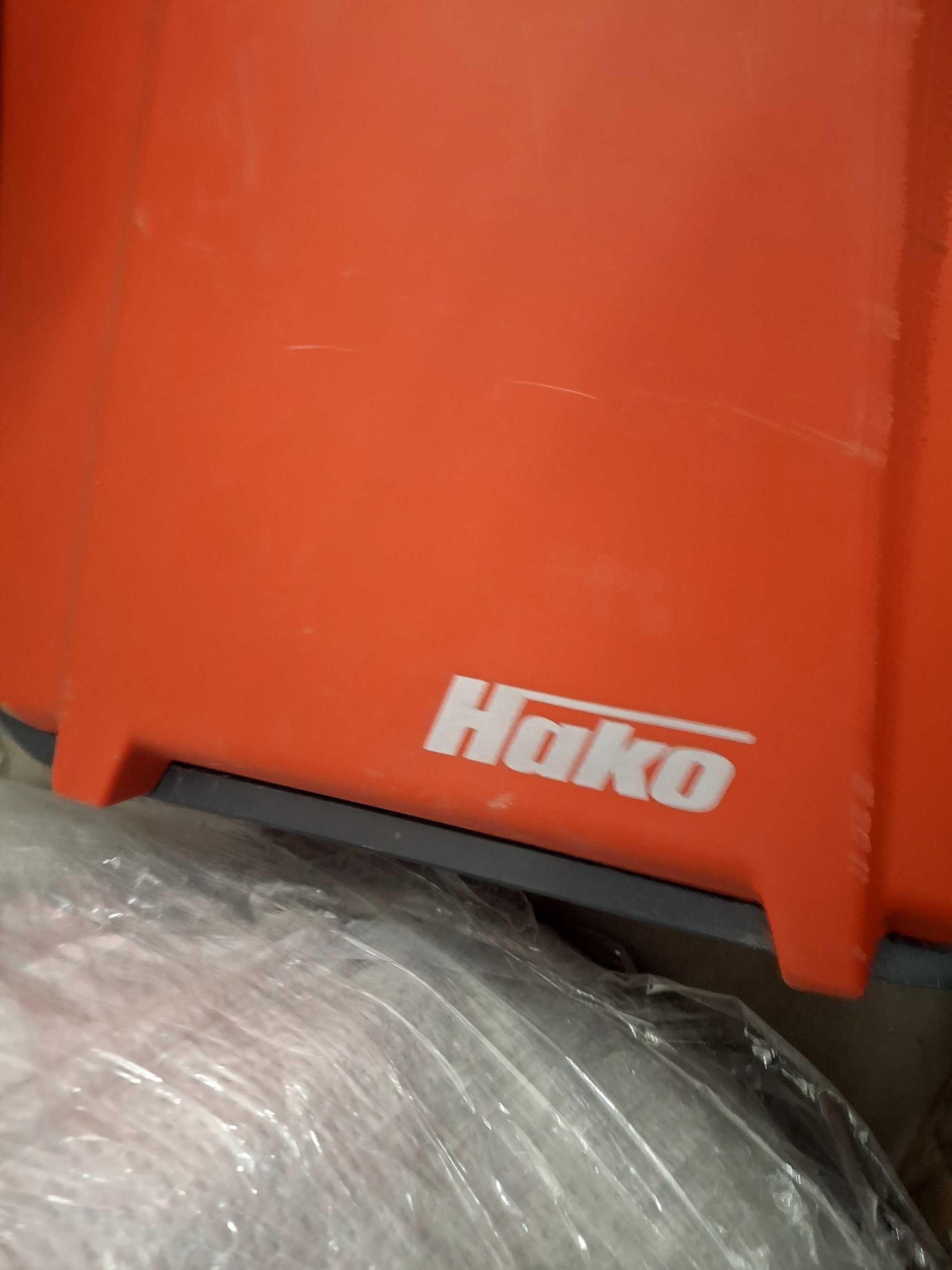 Ръчна метачна машина HAKO PRO (метене на паркинги,улици,тротоари и др