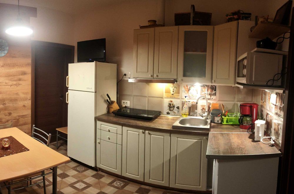 casa cu 2  apartamente, curte cu parcare și un spatiul comercial
