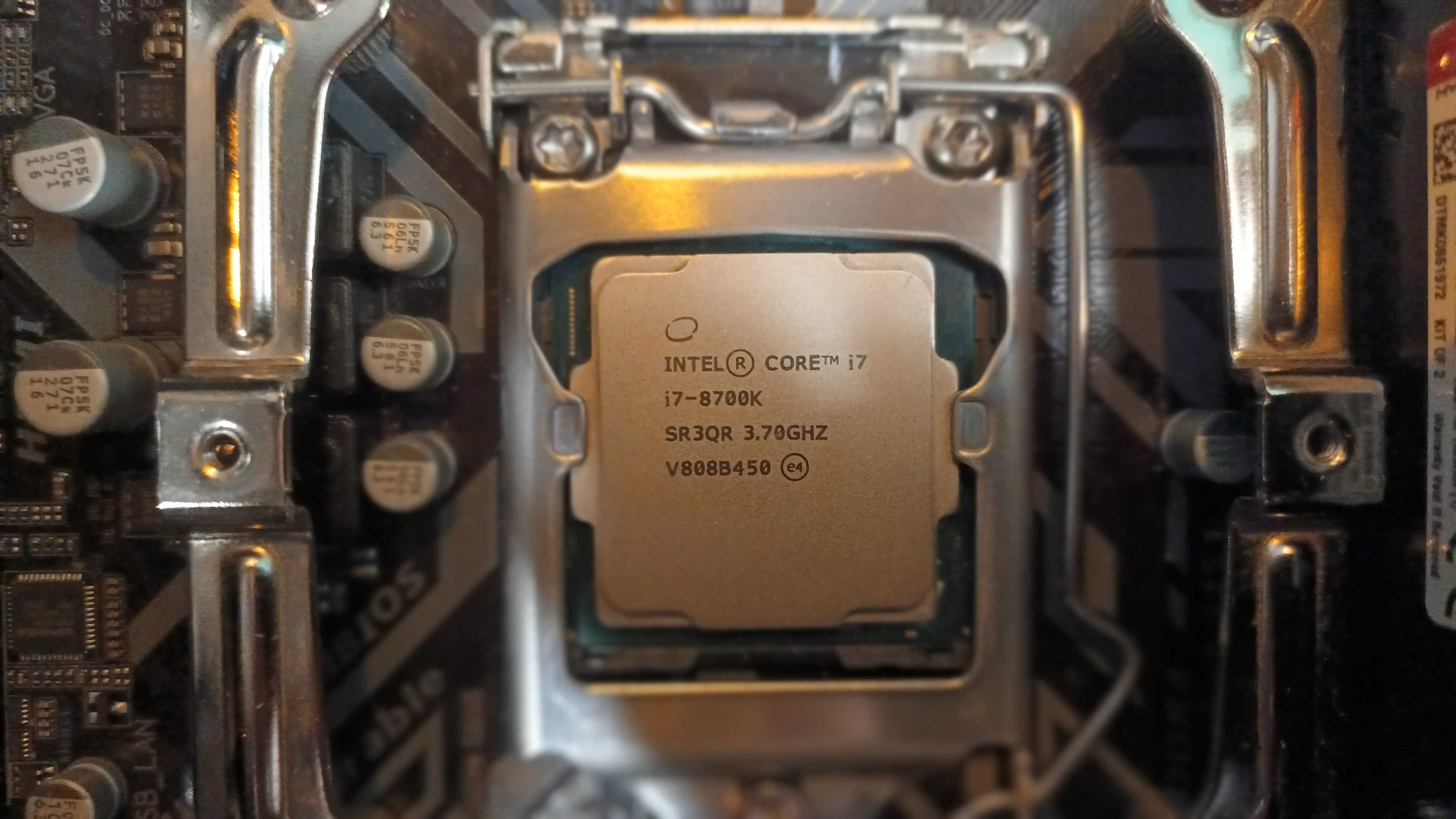 Vand PC I7 8700k 16gb Kingston DDR4 Carcasa Noua DeepCool LG 34 inch