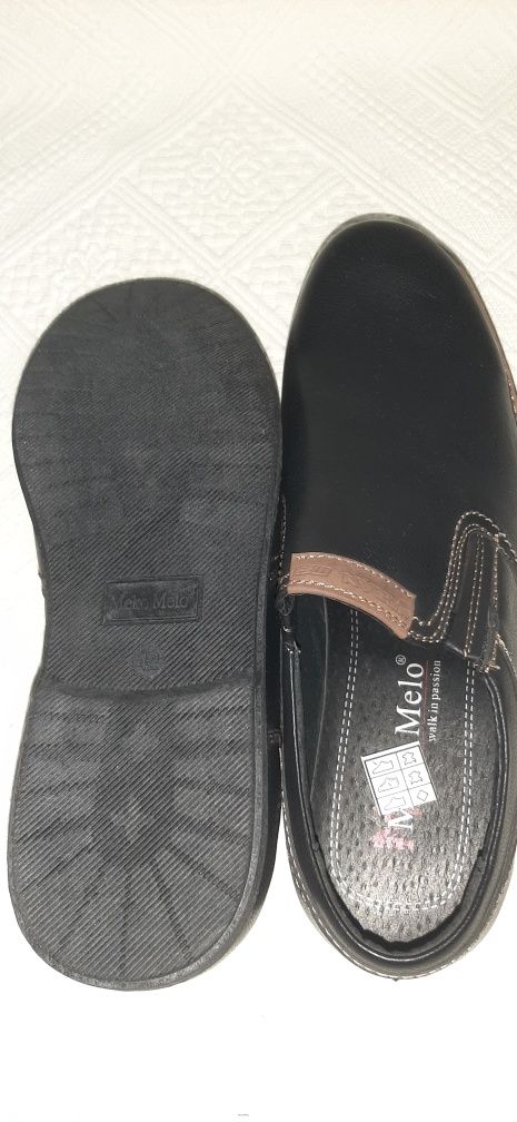 Pantofi negri din piele naturala marimea 42 int 28 cm,stare noi