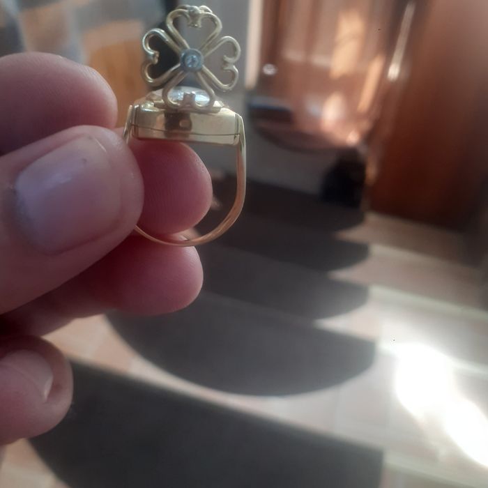 Vand inel de aur 18 k cu ceas si diamant inclus