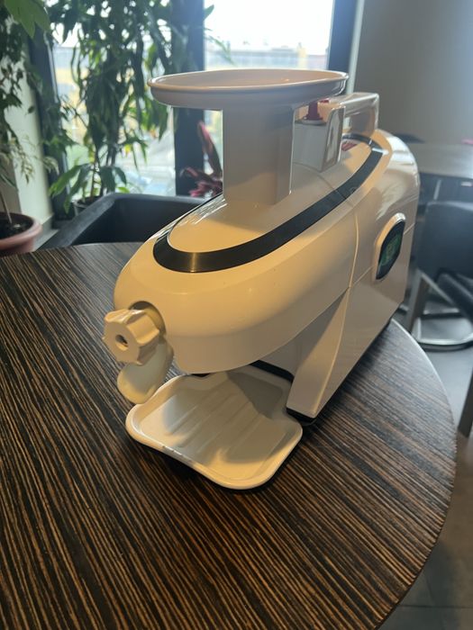 Професионална бавнооборотна сокоизстисквачка Green Star Elite