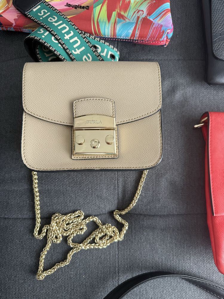 Чанти и клъчове Furla, Guess, Desigual