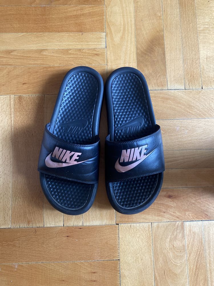 Șlapi Nike negru cu roz