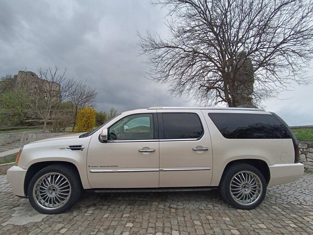 Cadillac Escalade Platinum кола под наем за вашето събитие!