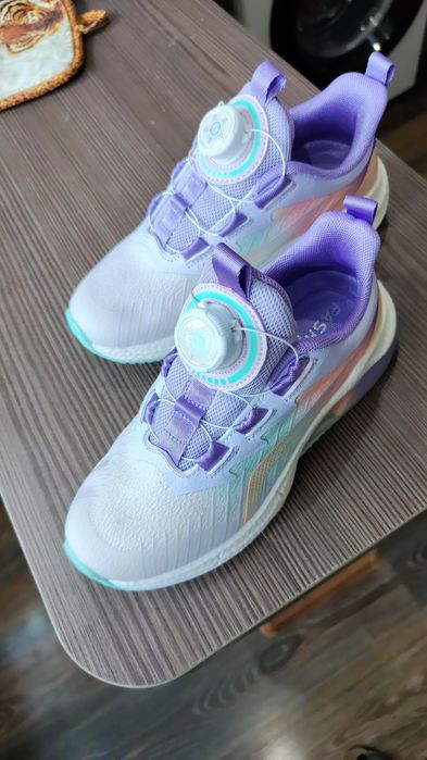 Продам новые кроссовки