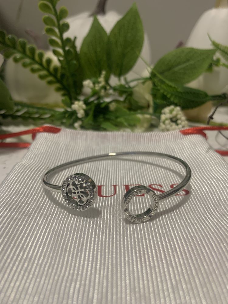 гривна и обеци guess