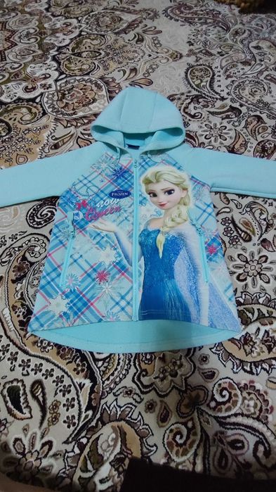 Продам кофточку на девочку в отличном состоянии.