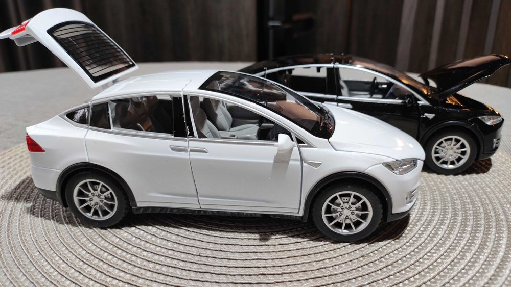 Метални колички Tesla Model X. Големи - Мащаб 1:22.