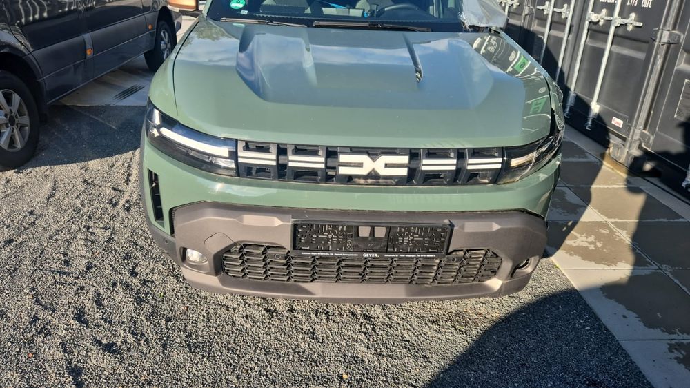 Vând Dacia Duster an 2024 avariat 12 benzina Hybrid 4x21000 km