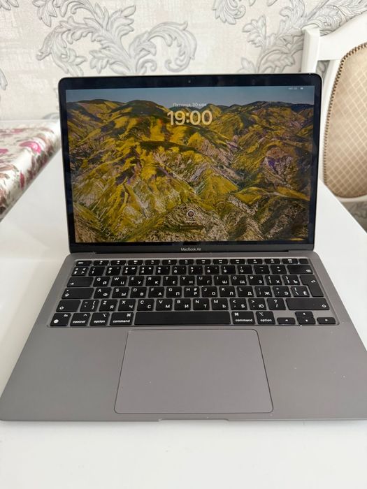 Продаю ноутбук Apple MacBook Air 13” (2020)