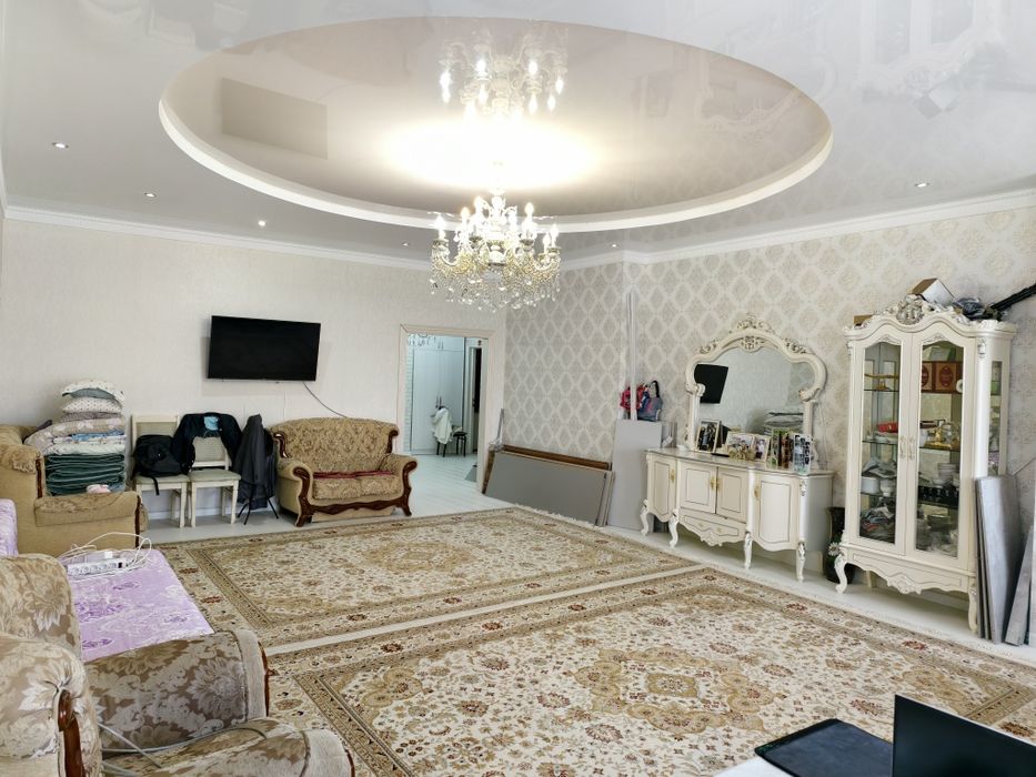 Продаю 3 комнатную  квартиру. В районе жилгородка, Новый дом, есть пар