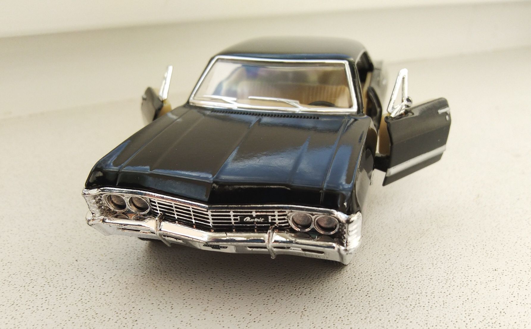 Chevrolet Impala 1967+(подарок)
(металл/масштаб 1/43)
(металл/ма