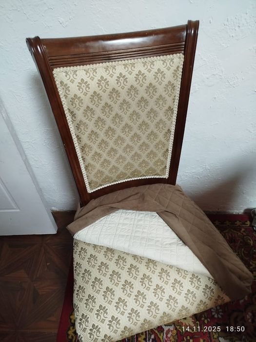 Продаю комплект стол,стулья,диван.