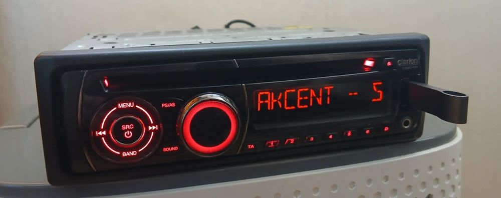 Ресийвър Clarion CD USB Aux 4X45W с евробукса