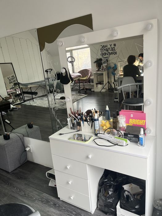 Сдам столик визажисту или мастеру бровисту