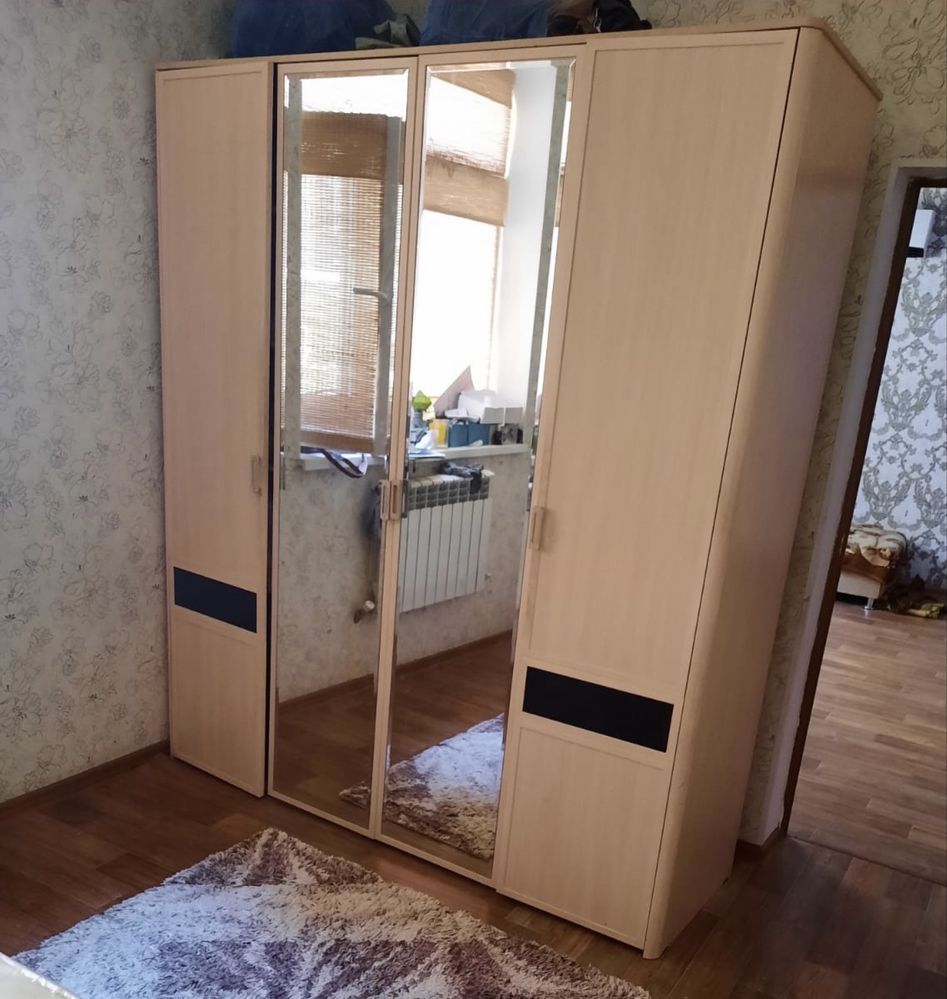Продаётся шкаф, комод, тумбочки и кровать
