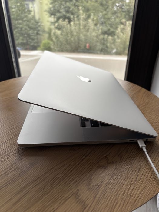 MacBook Pro 16” (2019) apple/ I7 -2.6ghz/ 16gb DDR4