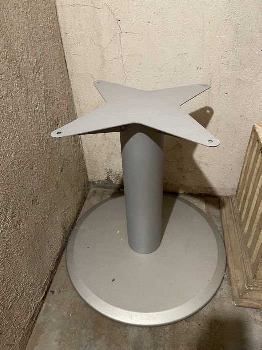 Масивна кръгла маса за беседка, помещение