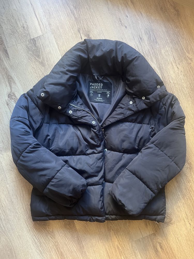 Черно puffer яке Stradivarius