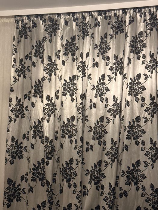 Draperii gri cu negru
