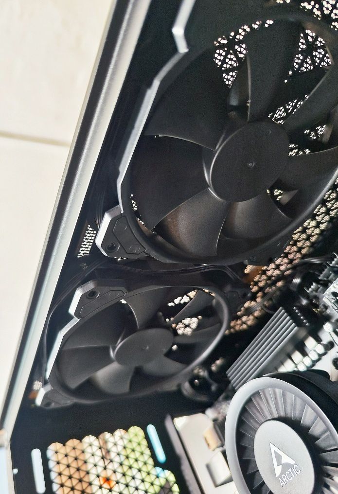 Carcasa Corsair 3000D cu 2 ventilatoare incluse